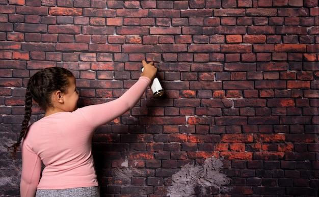  Этапы покраски кирпичной стены в квартире: нанесение первого слоя краски